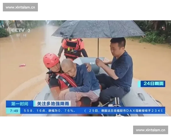 洪水中的生命托举：榕江消防员用身躯筑起 “避风港”